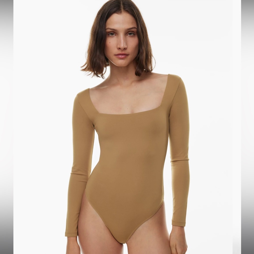 NWT Aritzia Babaton Contour Squareneck Longsleeve Bodysuit